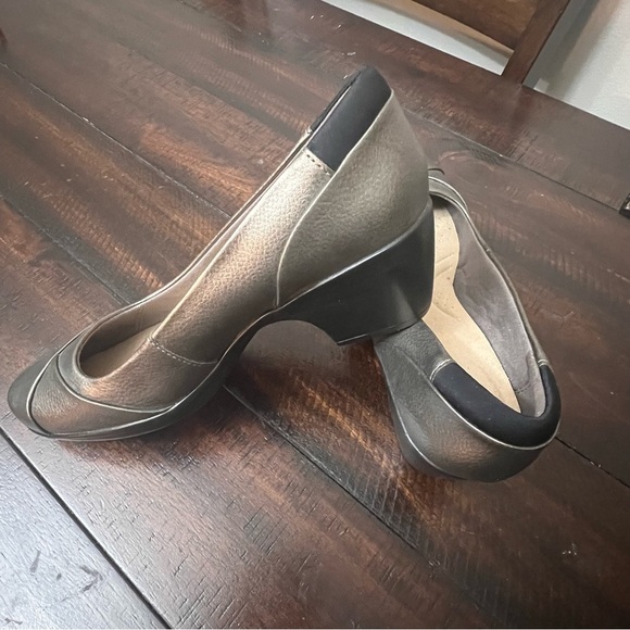 BRAND NEW CLARKS LEATHER SIZE 11 METALLIC - Picture 6 of 7